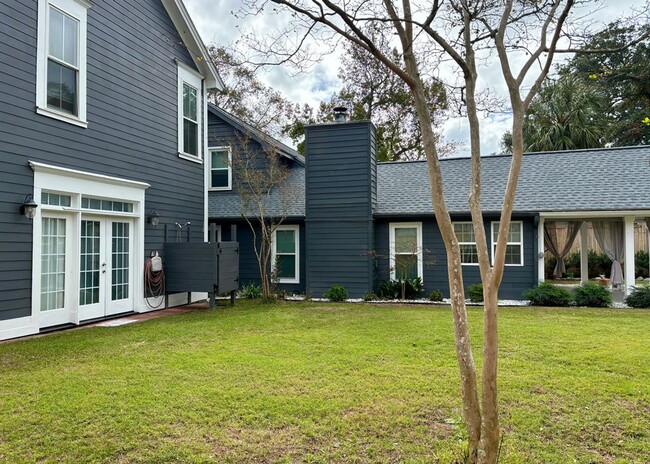 Building Photo - Available now. Gorgeous, Remodeled 3 BR/2 ...