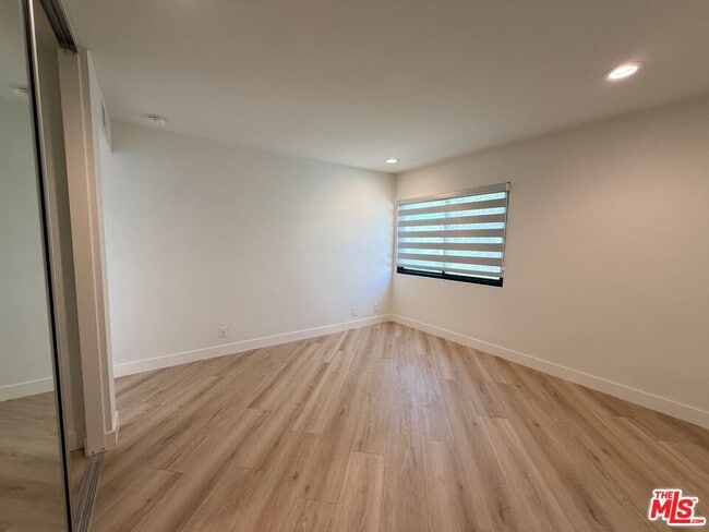 Building Photo - 12 Moss Glen