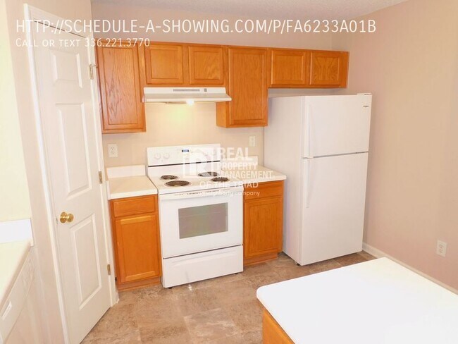 Building Photo - 3 Bedroom/2.5 Bath Greensboro Home with Fe...