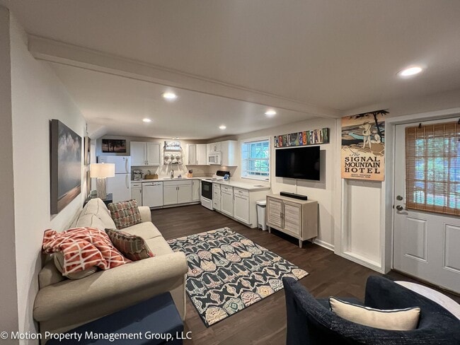 Building Photo - Stunning Fully Furnished Home