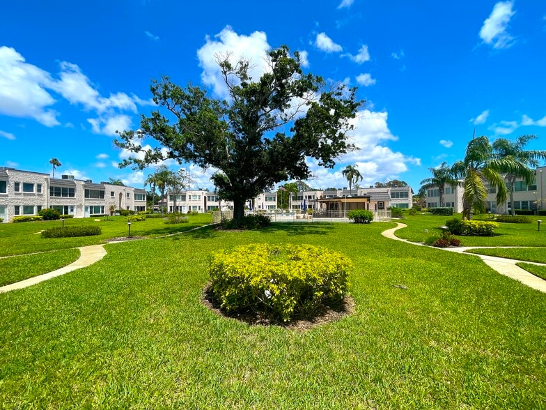 Gardens, gardens, gardens! - 218 Dogwood Cir