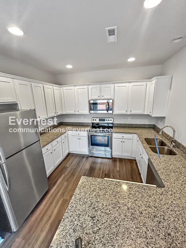 Building Photo - 4 Bed, 2.5 Bath Home with Garage / Pet-Friendly / Vouchers Accepted / Coming Soon!