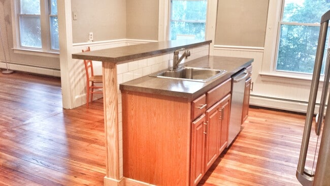 Building Photo - Bolivia St