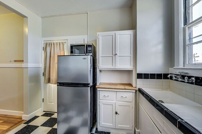 Building Photo - 6048 Monroe Ave