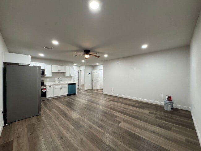 Building Photo - 148 Claire Ave