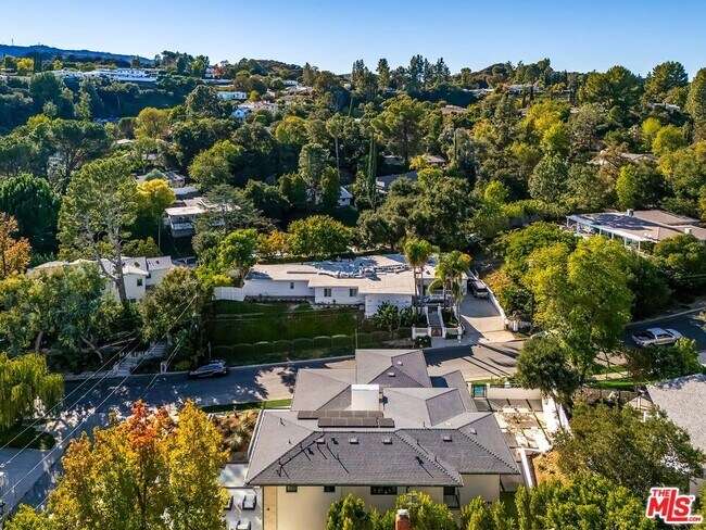 Building Photo - 16879 Mooncrest Dr