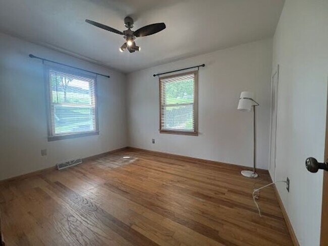 Building Photo - $2,600 | 3 Bedroom, 2 Bathroom House | Dog...