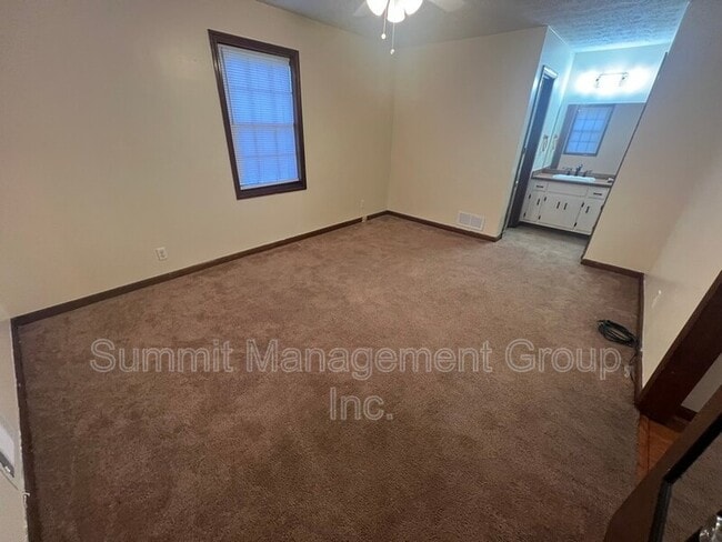 Building Photo - 916 Curry Cir SE