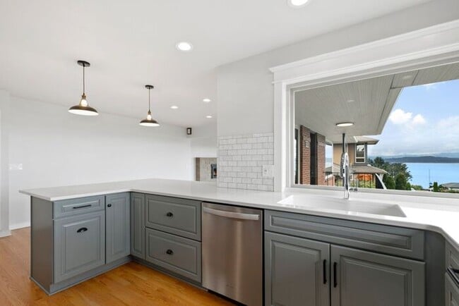 Building Photo - Gorgeous West Seattle Mid-Century Modern w...