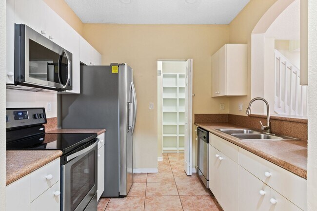 Building Photo - Spacious 3-bedroom, 3-bathroom home