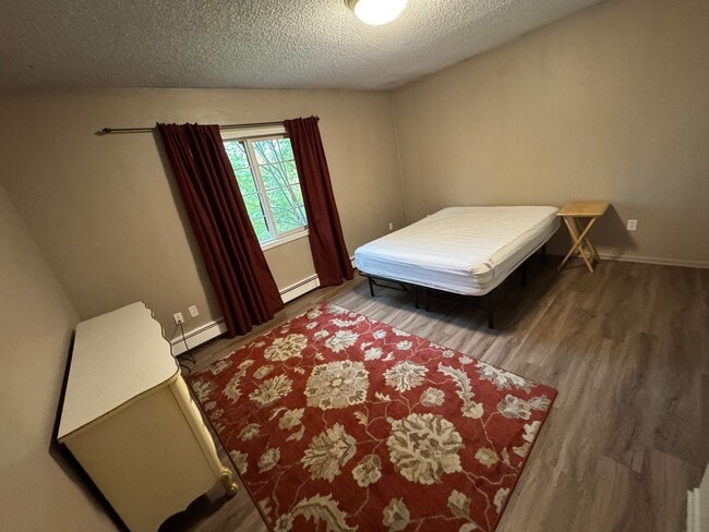Building Photo - Large 4 bedroom 4 bath 2 Car Garage in mid...