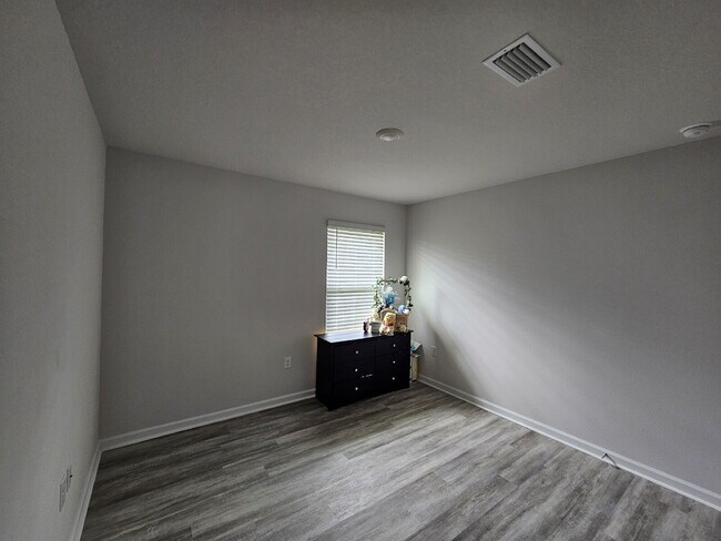 Building Photo - "Experience Comfort and Style in this 4-Bed Oasis with Granite Elegance"