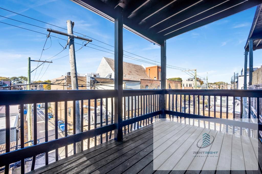 Building Photo - 944 N Damen Ave