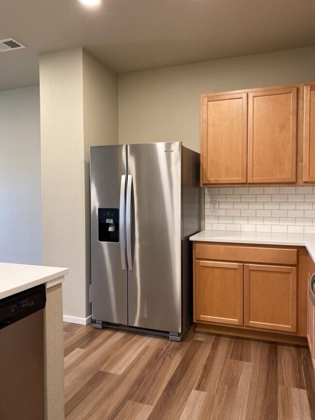 Building Photo - Beautiful Townhome 3-Bedroom / 2.5-Bath Near Walking Trail, Park