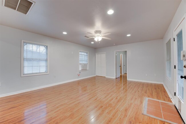 Building Photo - 4310 E Toliver St