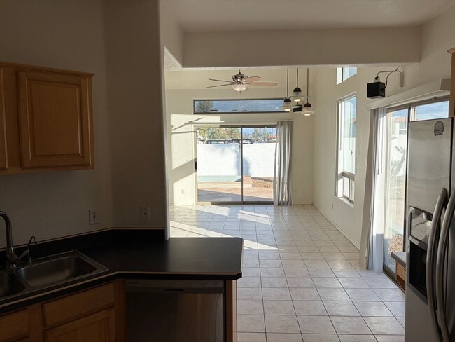 Building Photo - 2 Bedroom 2.5 Bath Townhome!