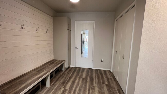 Building Photo - A spacious and well maintained (3) bed, (2.5) bath home between Campbell and Birch Lake.