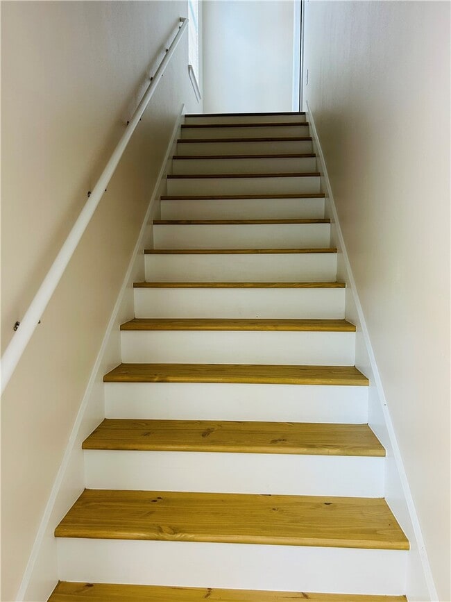 Building Photo - 706 E Johnson Ave