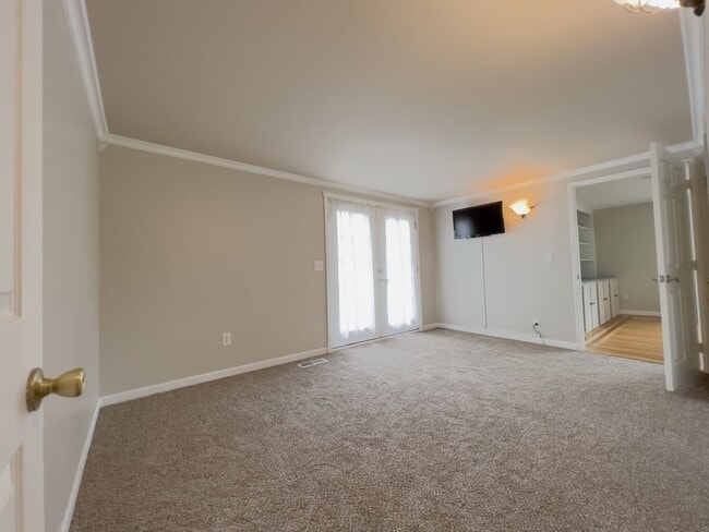 Building Photo - Country living 5 bed w/RV parking and 3 car garage!