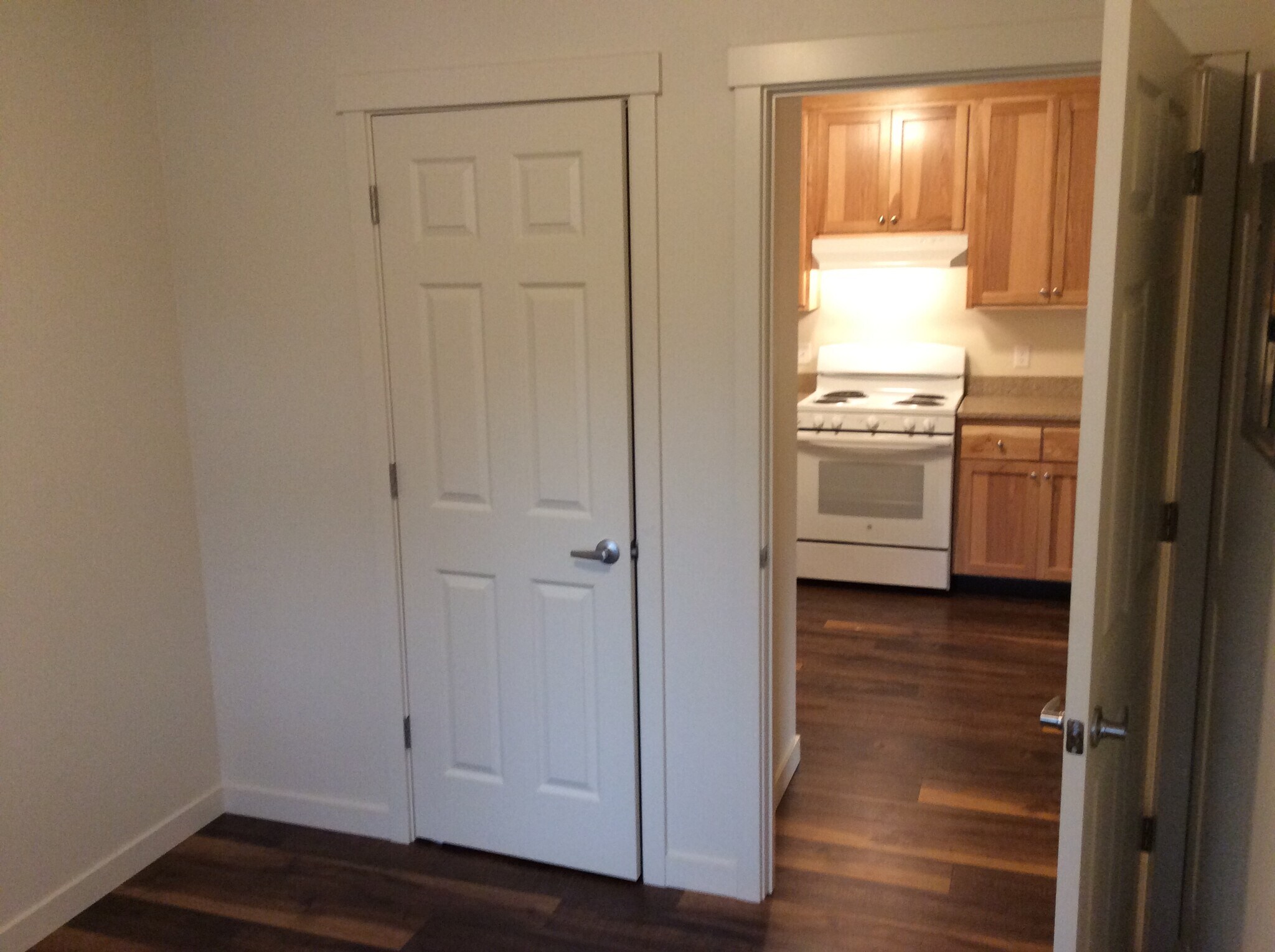 Building Photo - 909 W 4th Ave