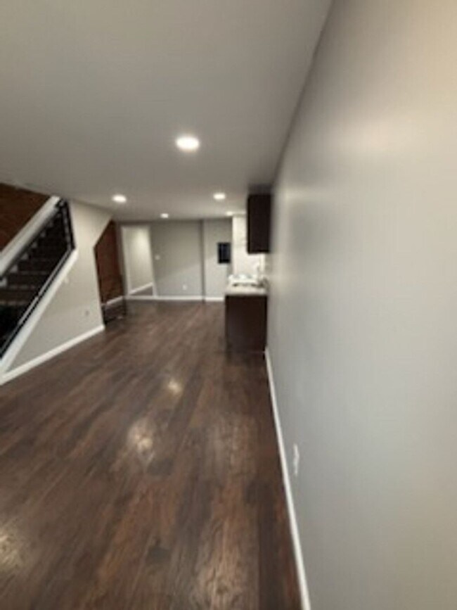 Building Photo - 24 E Silver St