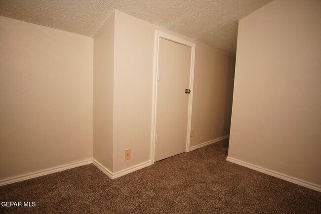 Building Photo - 4924 Winthrop Dr