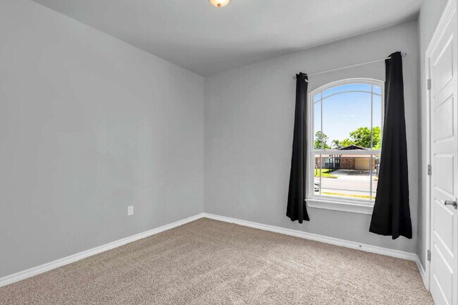 Building Photo - 5983 Midcrown Dr