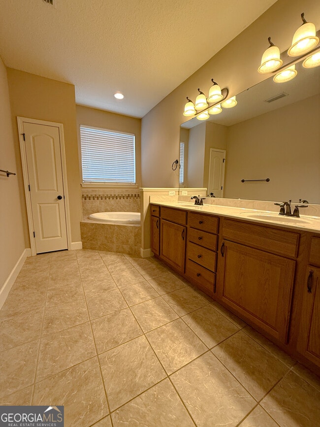 Building Photo - 102 Lexington Ln