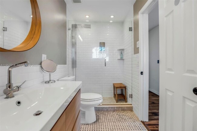 Building Photo - 1600 N 28th Ct