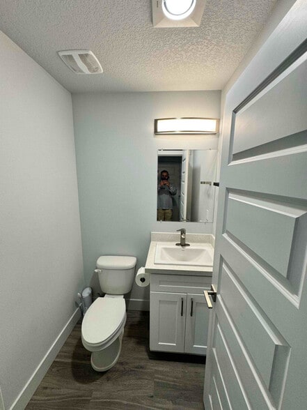 Building Photo - 302 Oak St