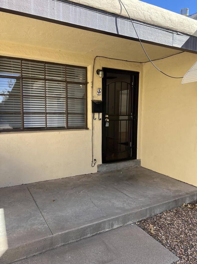 Building Photo - 4121 Mesa Verde Ave NE