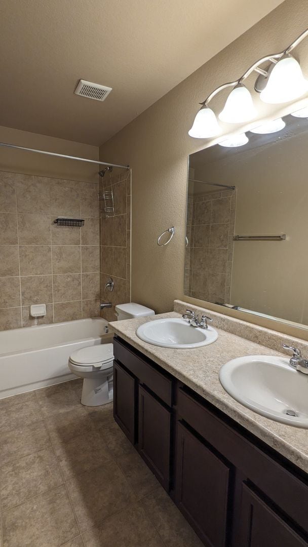 Building Photo - LARGE TWO STORY 3 BED/2.5 BATH W/3 CAR GAR...