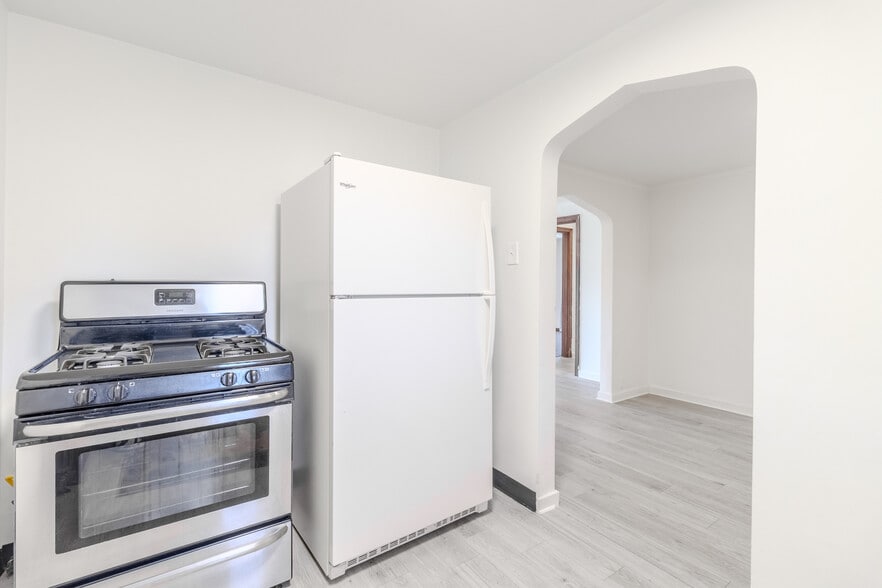 Building Photo - 825 5th Ave