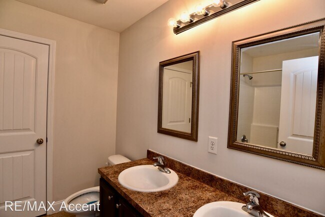 Building Photo - 3 br, 2.5 bath House - 325 Canyon Oak Loop