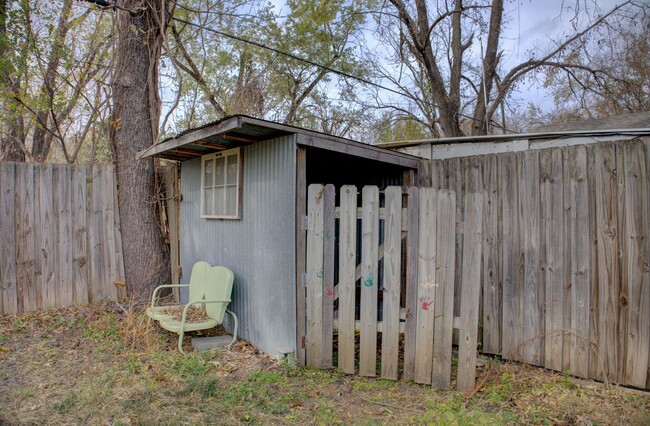 Building Photo - Recently Updated West Tulsa Home!