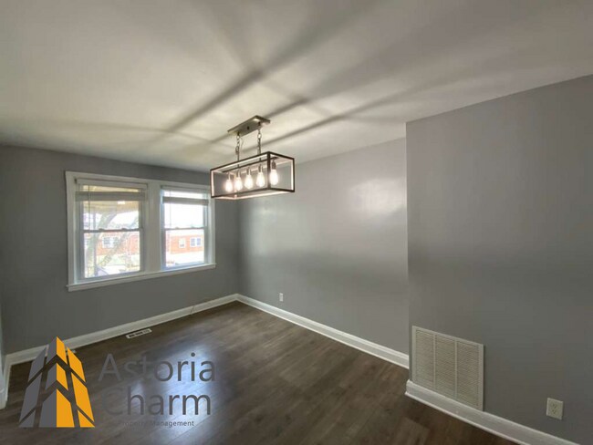 Building Photo - 3 Bedroom Home with Den and Fenced Yard in Quiet Neighborhood