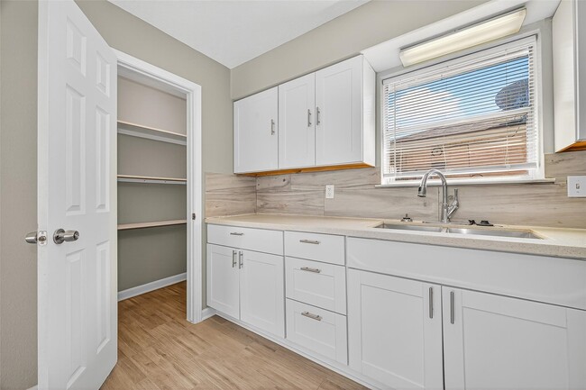 Building Photo - 5054 Pine Cliff Dr