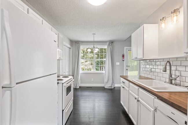 Building Photo - 1000 Meadowgreen Dr