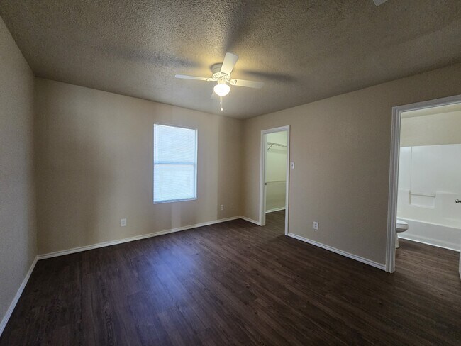 Building Photo - 10226 Country Hills Blvd