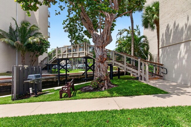 Building Photo - 12 Royal Palm Way
