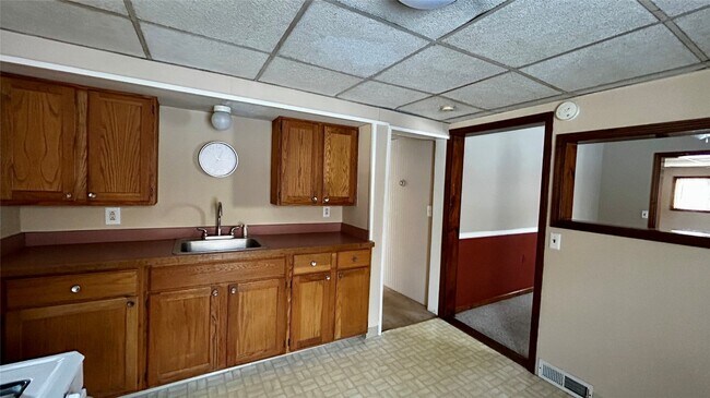 Building Photo - 98 Richard St