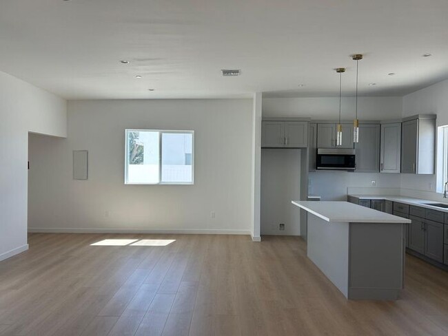 Building Photo - Stunning 3 Bedroom 2 Bathroom House for Re...