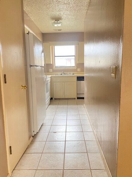 Building Photo - 1408 Christy Dr