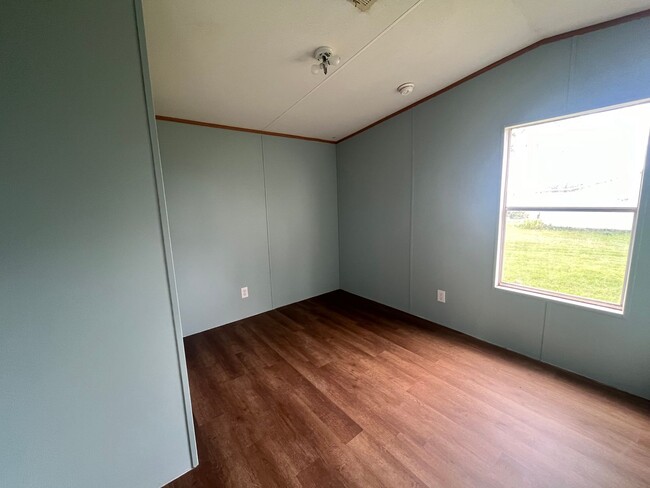 Building Photo - 2 Bedroom, 2 bath Manufactured Home in Suw...