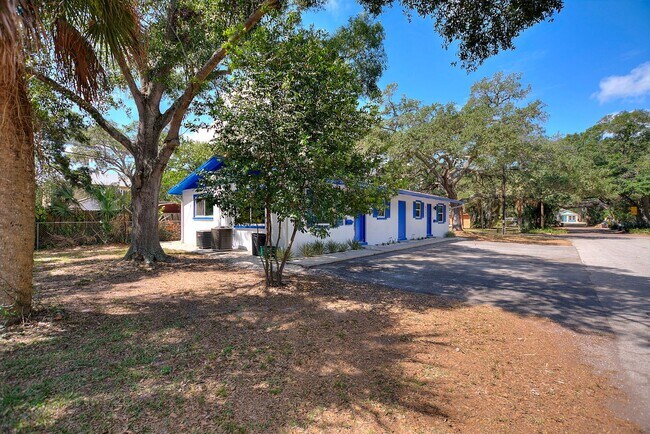 Building Photo - A Truly Charming Find! Discover this stunning 1-bedroom, 1-bath duplex in the highly sought-after...