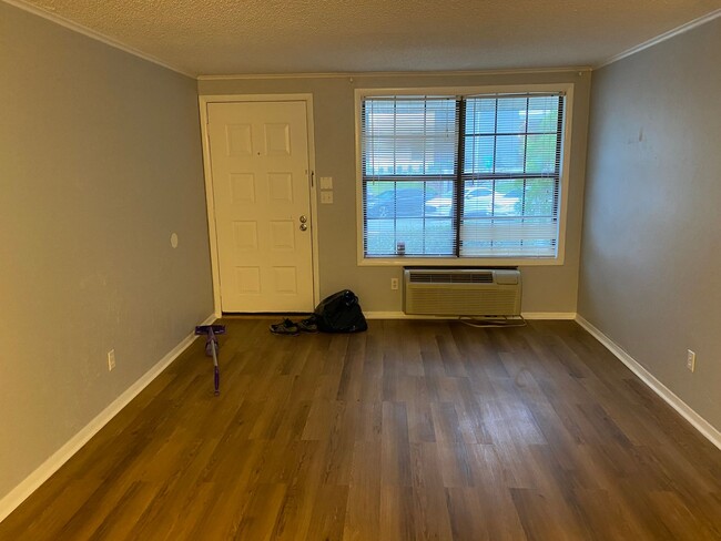 Building Photo - Charming 1 Bed, 1 Bath Condo Near University