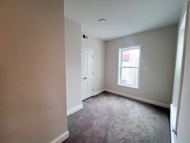 Building Photo - 419 S 17th St