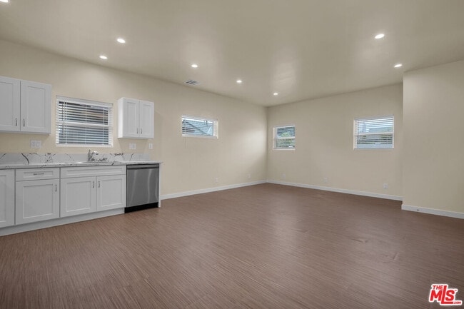 Building Photo - 6625 Duchess Dr