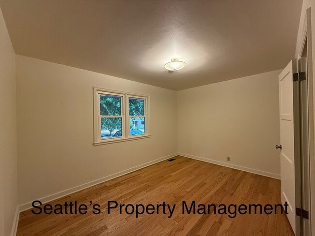 Building Photo - Deceptively Large Wedgewood Home!