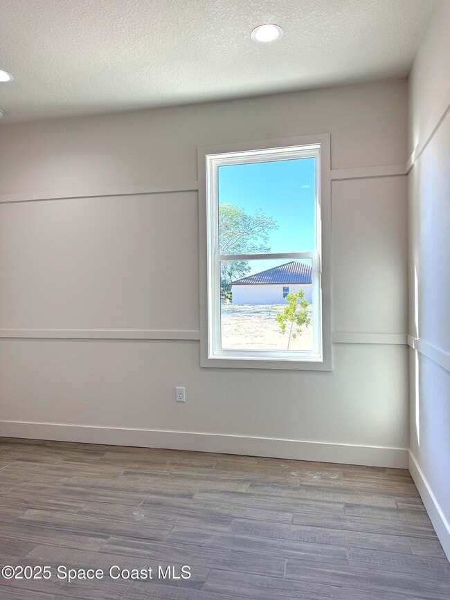 Building Photo - 2811 Edington Dr